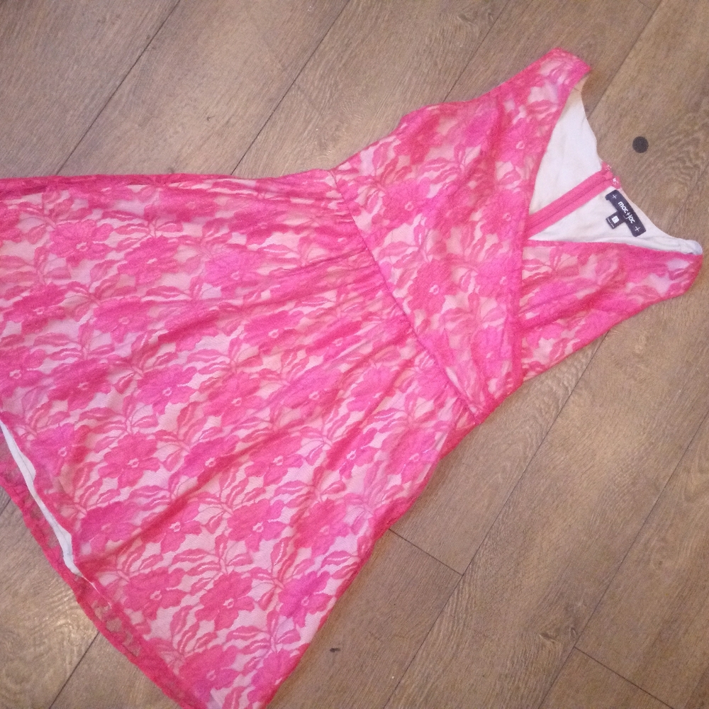 Mac & Jac flowy Pink Lace dress. Wow!